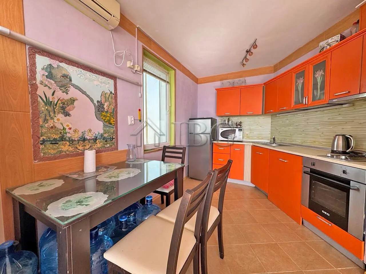 Kuchyňa; kuchynské spotrebiče, dlažba, prirodzené svetlo, moderný štýl