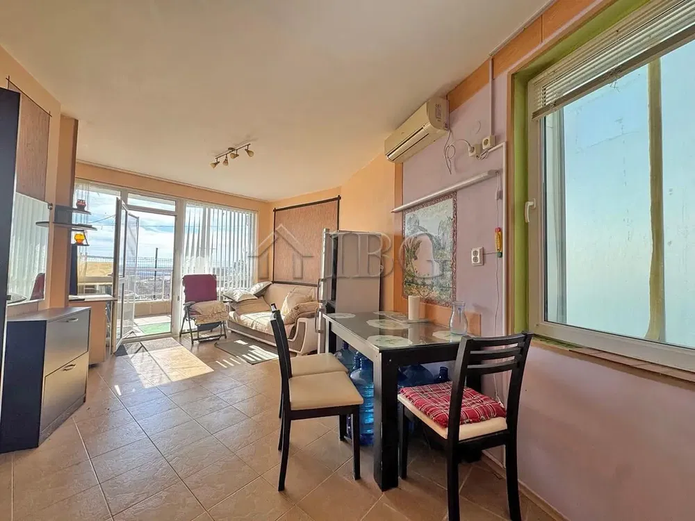 Obývačka; dlažba, výhľad