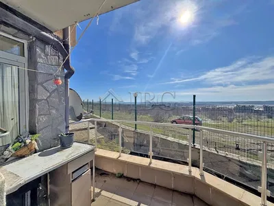 Balkón; výhľad, dlažba