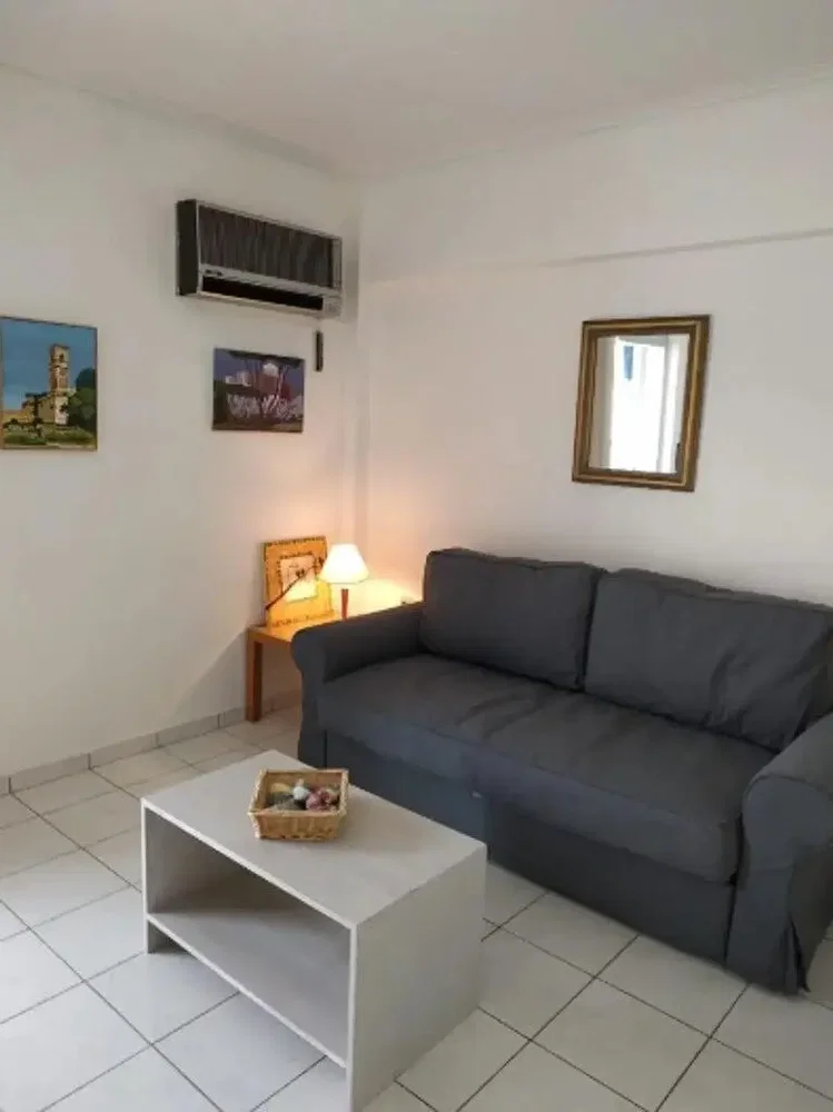 Salon; carrelage, lumière naturelle, style moderne