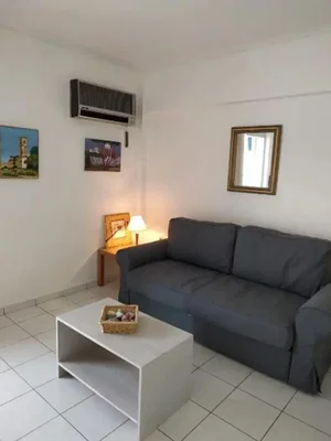 Salon; carrelage, lumière naturelle, style moderne
