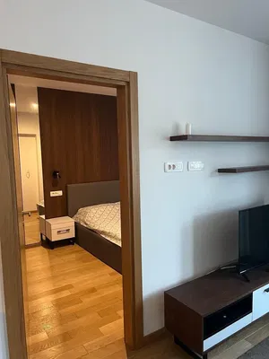 Yatak odası; ahşap zemin, doğal ışık