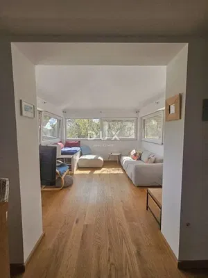 Dnevna soba; pogled, drveni pod, prirodno svjetlo