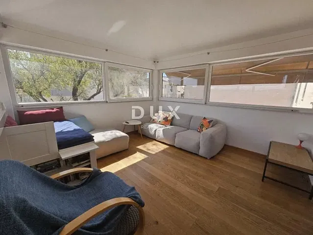 Dnevna soba; pogled, drveni pod, prirodno svjetlo