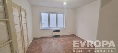 Camera da letto; pavimento in legno, luce naturale