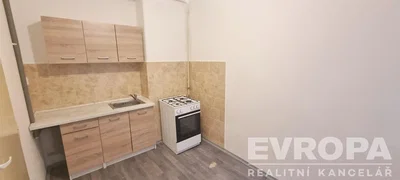 Cucina; elettrodomestici, pavimento in piastrelle