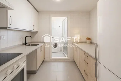 Mutfak; mutfak aletleri, fayans zemin, doğal ışık, modern stil