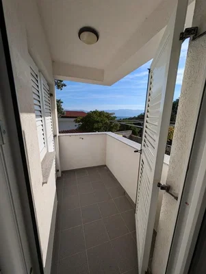 Balcone; vista, pavimento in piastrelle