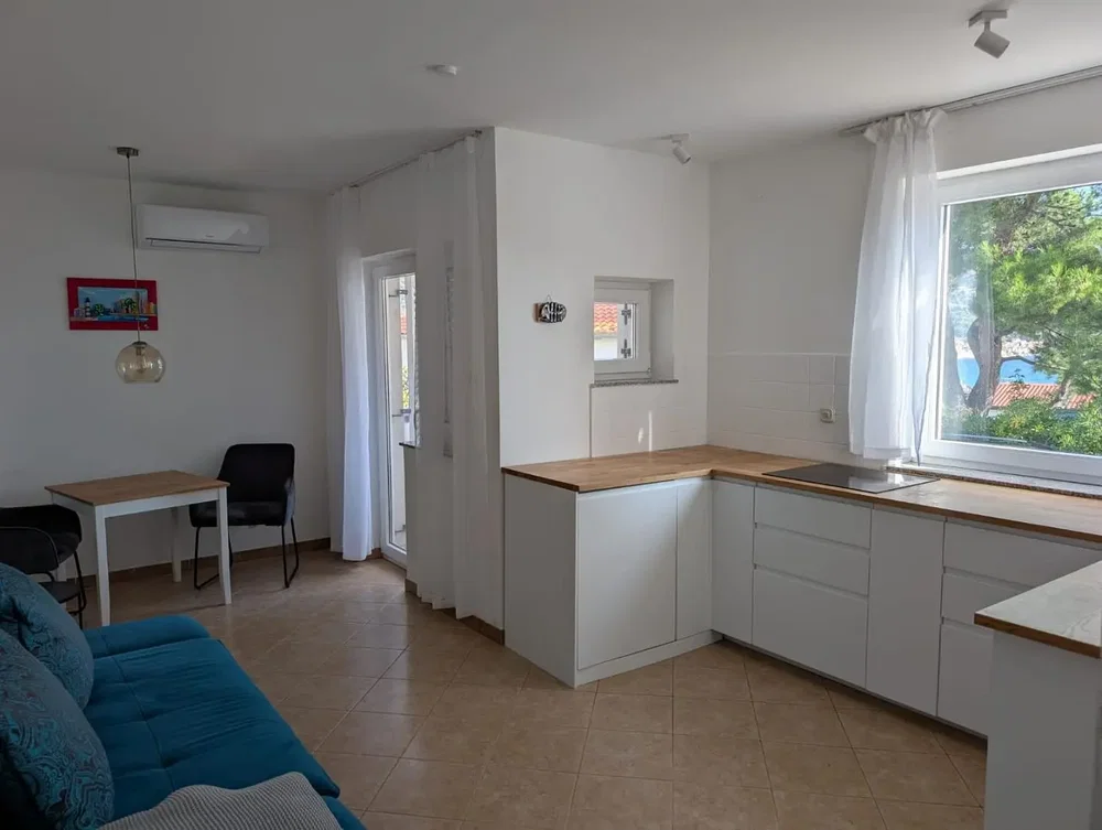 Cucina; pavimento in piastrelle, vista, luce naturale