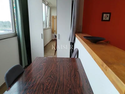 Wohnzimmer; blick, holzboden, tageslicht