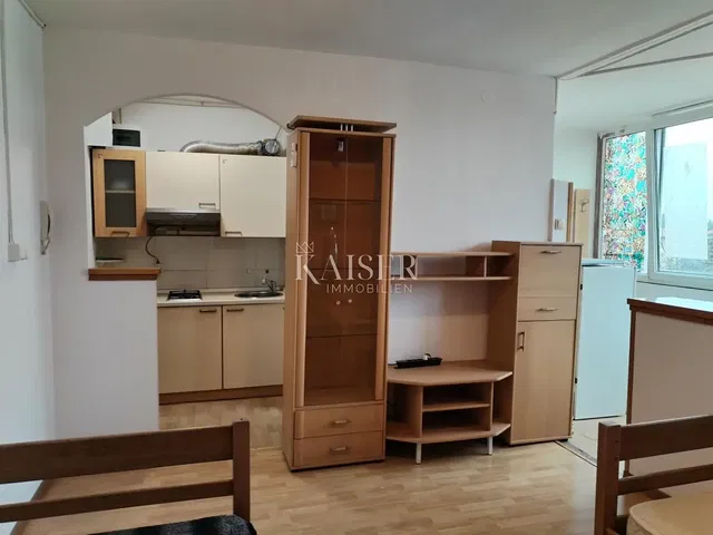 Cucina; elettrodomestici, pavimento in piastrelle
