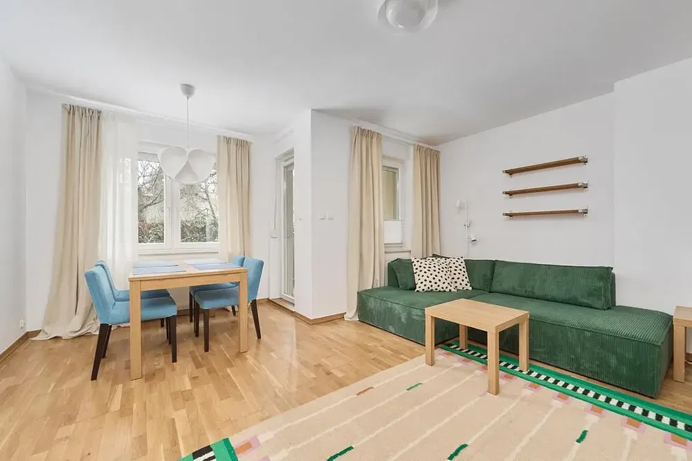 Obývačka; prirodzené svetlo, drevená podlaha, moderný štýl