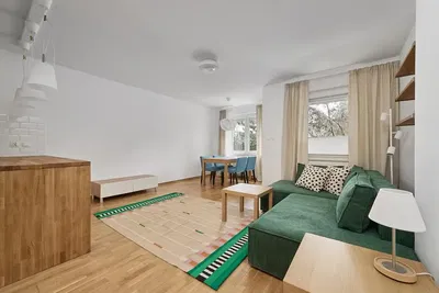 Obývačka; prirodzené svetlo, moderný štýl, drevená podlaha