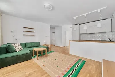 Obývačka; drevená podlaha, prirodzené svetlo, moderný štýl