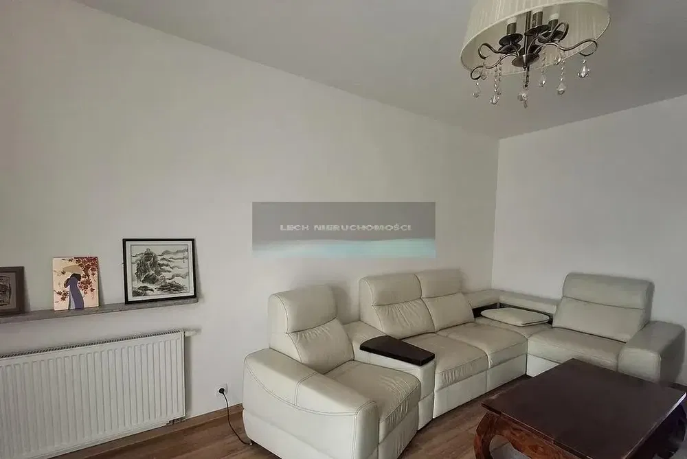 Дневна соба; дрвени под, природно светло, модерни стил