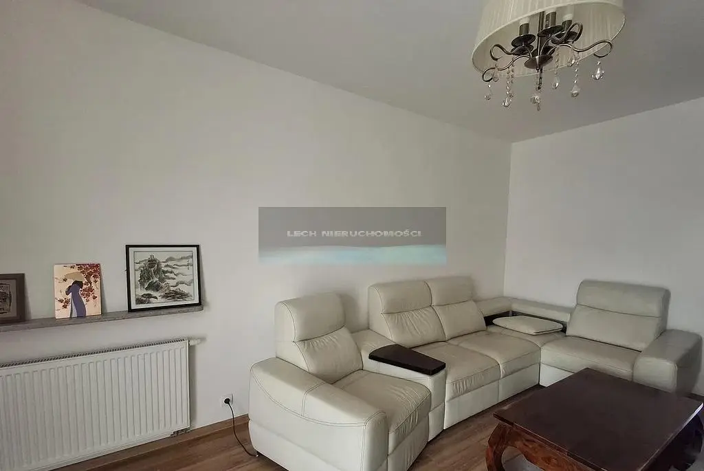 Дневна соба; дрвени под, природно светло, модерни стил