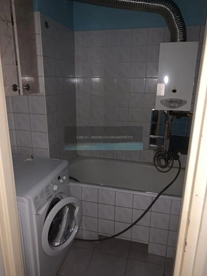 Banyo; fayans zemin, tadilat gerekiyor, su ısıtıcısı