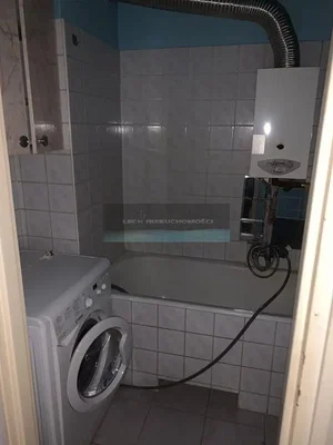 Banyo; fayans zemin, tadilat gerekiyor, su ısıtıcısı