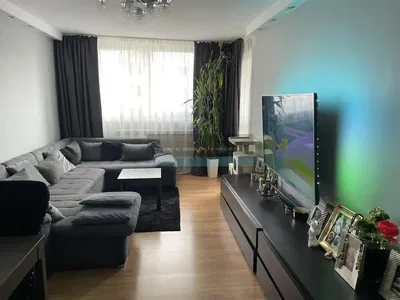 Dnevni boravak; drveni pod, prirodna svjetlost, moderan stil