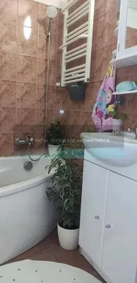 Μπάνιο; πλακάκια, φυσικό φως, ανακαινισμένο