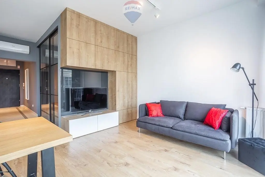 Soggiorno; pavimento in legno, luce naturale, stile moderno