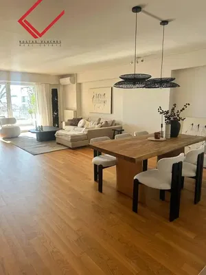 Salon; parquet, lumière naturelle, style moderne