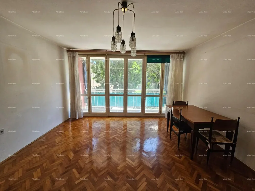 Dnevna soba; drveni pod, prirodno svjetlo, moderni stil