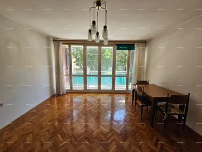 Dnevna soba; drveni pod, prirodno svjetlo, moderni stil