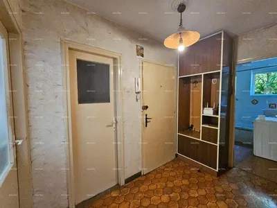 Garderoba; potrebna renovacija