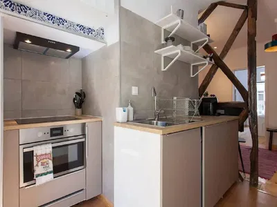 Kuhinja; kućanski aparati, prirodna svjetlost, moderan stil