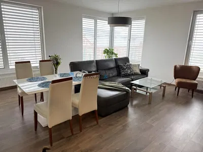 Küche; küchengeräte, holzboden, tageslicht, moderner stil