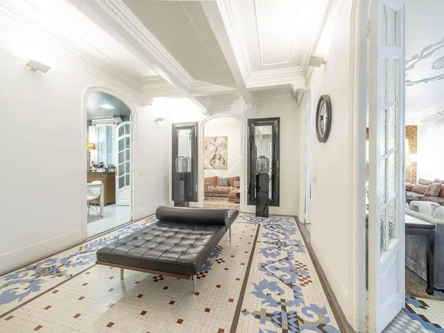 Salón; luz natural, techos altos, suelo de baldosas