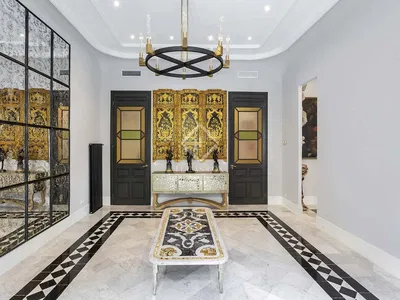 Obývačka; vysoké stropy, dlažba, moderný štýl, prirodzené svetlo, po rekonštrukcii