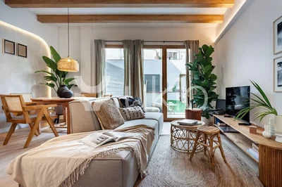 Wohnzimmer; tageslicht, holzbalken, moderner stil