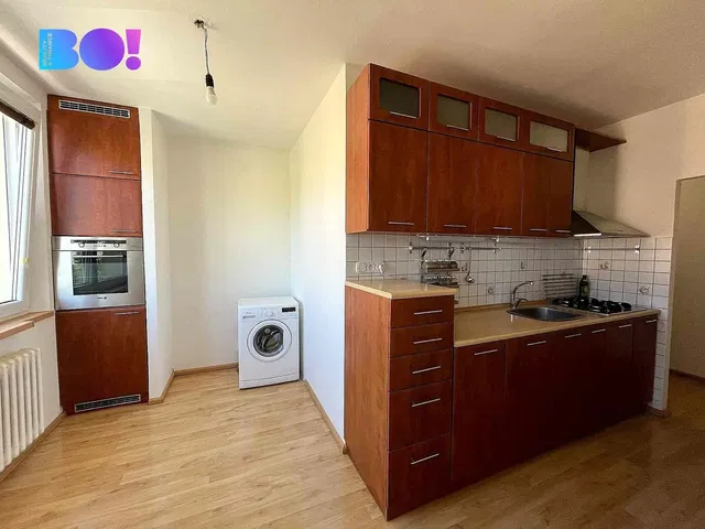 Кухня; кухненски уреди, плочки, дървен под, ремонтиран, естествена светлина