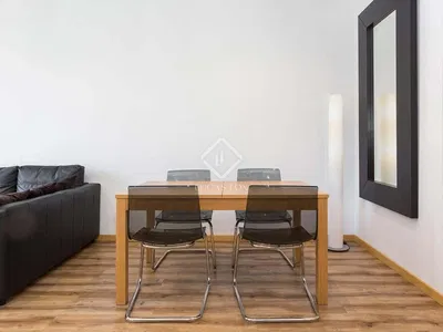 غرفة معيشة; أرضية من البلاط, أسلوب عصري