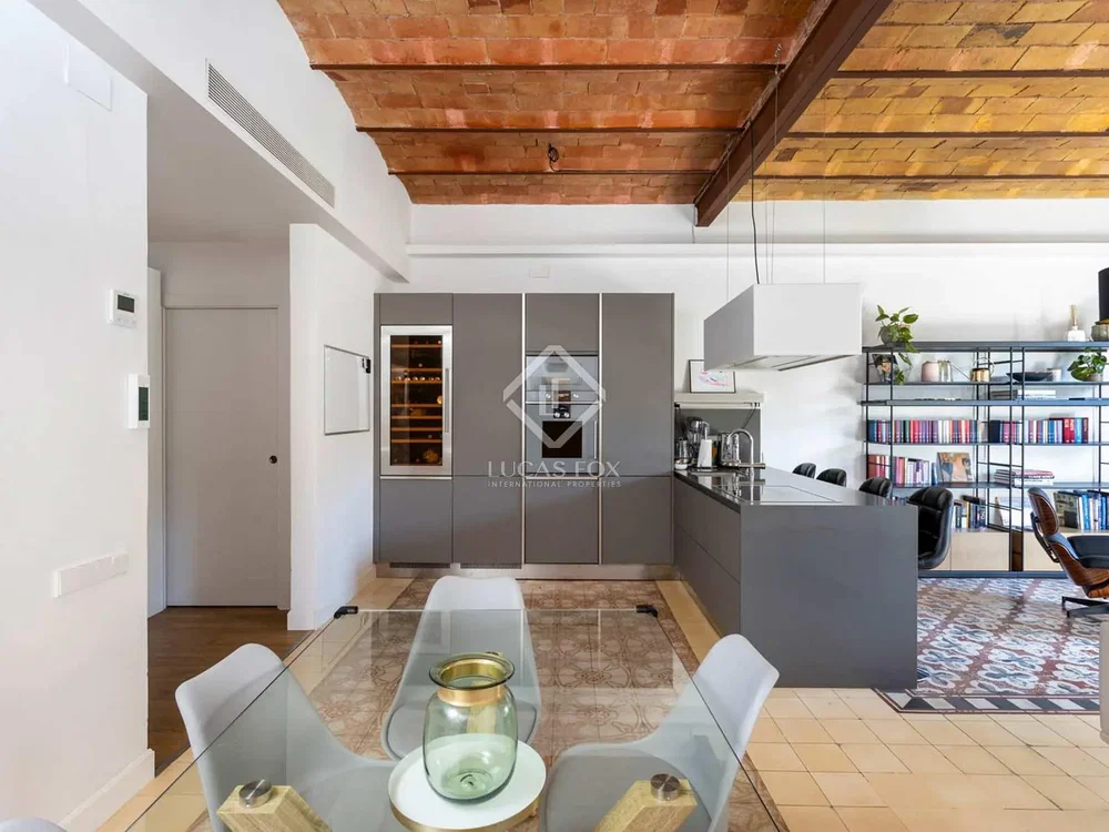 Mutfak; mutfak aletleri, fayans zemin, modern stil