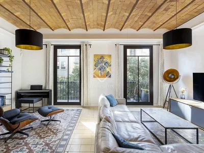 Oturma odası; doğal ışık, ahşap kirişler, modern stil