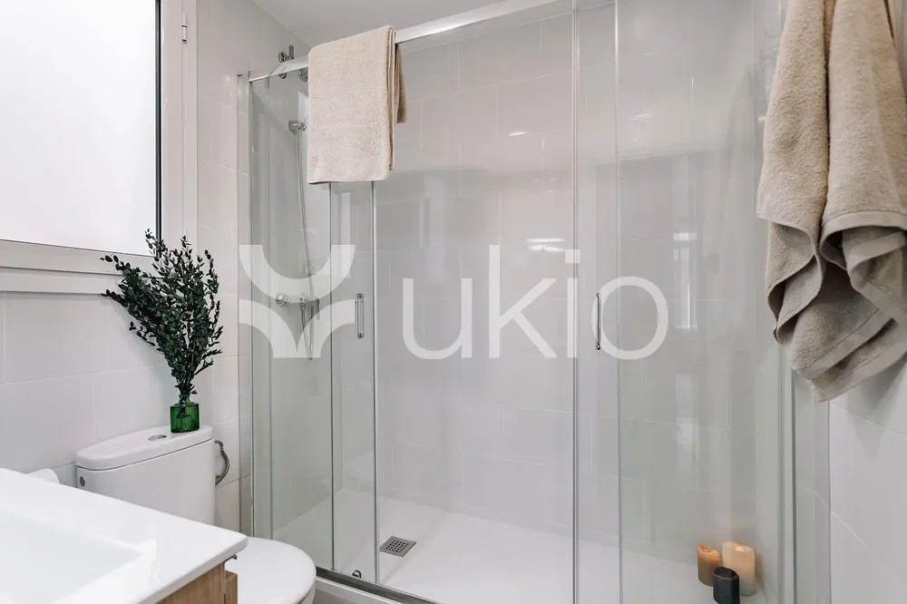 Banyo; fayans zemin, doğal ışık, tadilatlı