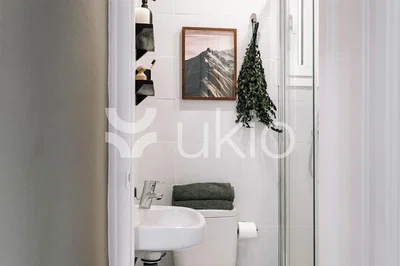 Tuvalet; fayans zemin, doğal ışık, tadilatlı, modern stil