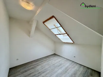 Кухня; кухненски уреди, дървен под, естествена светлина, модерен стил