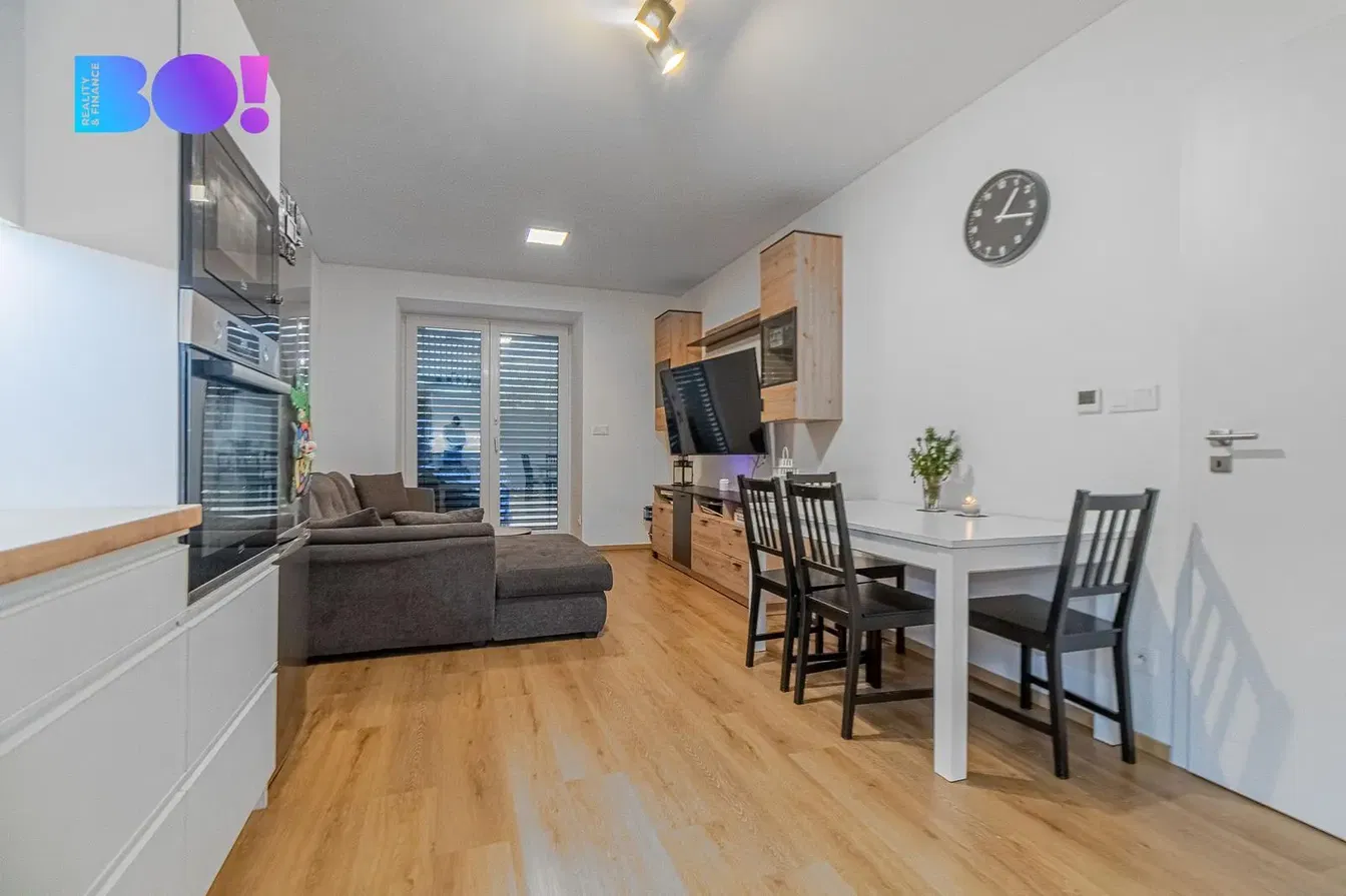 Salón; suelo de madera, luz natural, estilo moderno