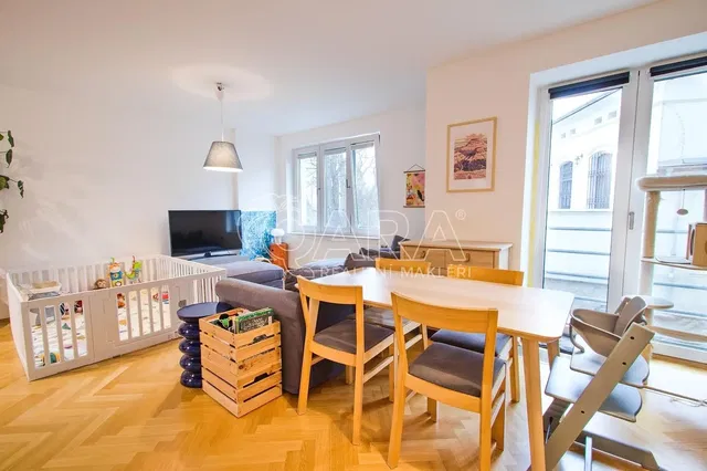 Soggiorno; pavimento in legno, luce naturale