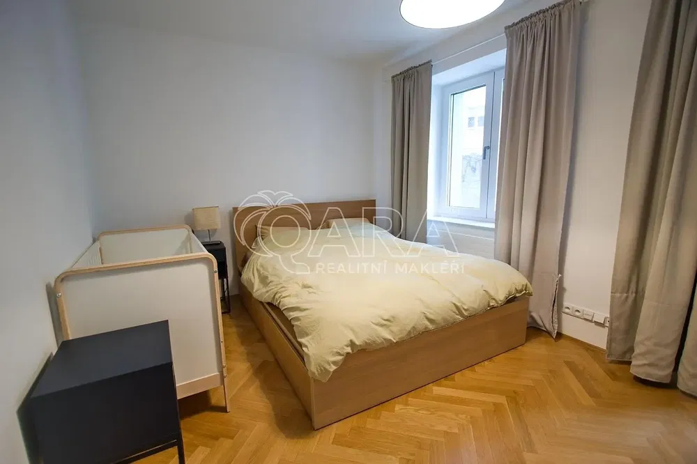 Schlafzimmer; holzboden, tageslicht