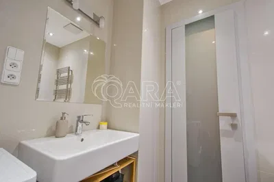 Badezimmer; fliesenboden, renoviert, tageslicht, moderner stil