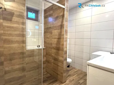 Wohnzimmer; holzboden, tageslicht, moderner stil