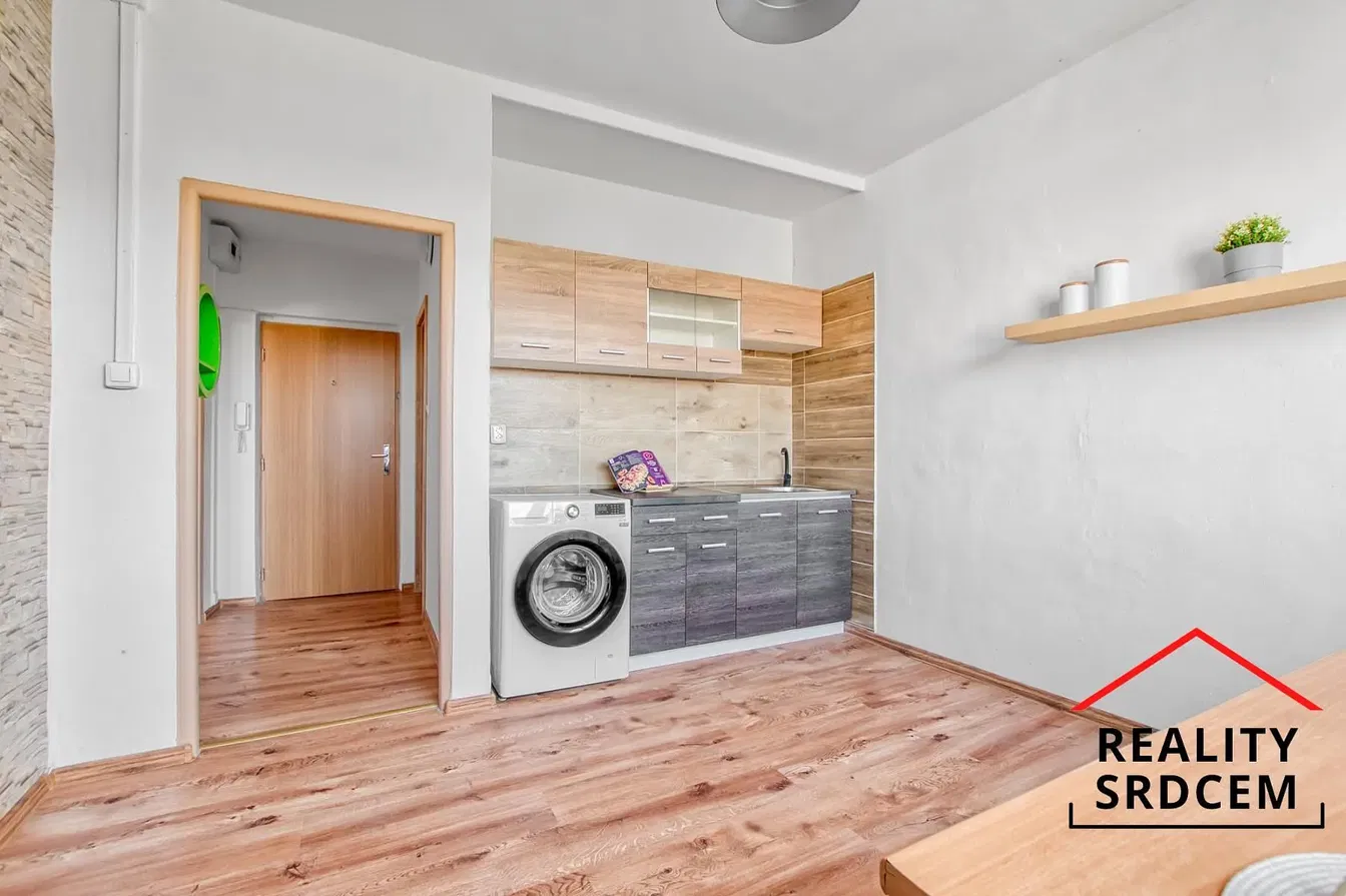 Кухня; кухненски уреди, дървен под, естествена светлина, модерен стил