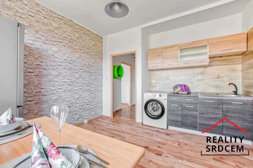 Кухня; кухненски уреди, дървен под, естествена светлина, модерен стил