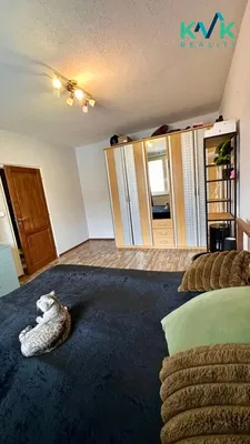 Кухиња; кухињски апарати, дрвени под, природно светло, модерни стил