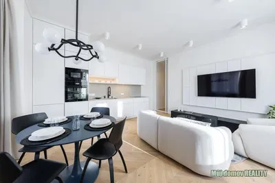 Кухиња; кухињски апарати, дрвени под, природно светло, модерни стил